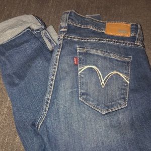Demi curve low rise skinny Levi’s 27 x32